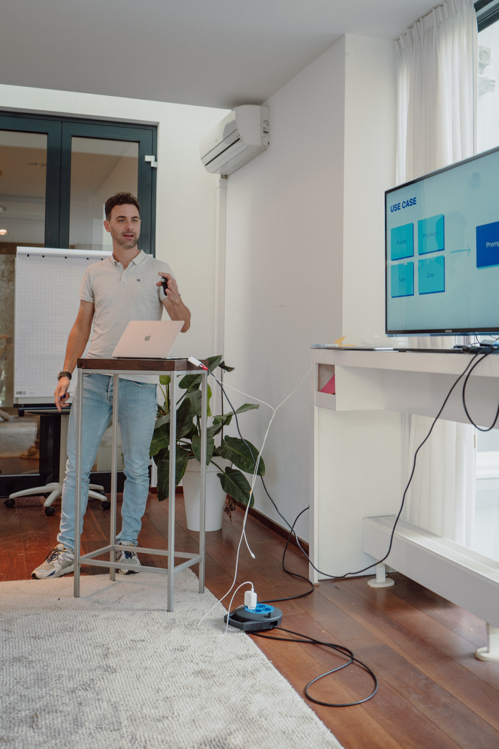 AI trainer legt use cases uit tijdens bootcamp