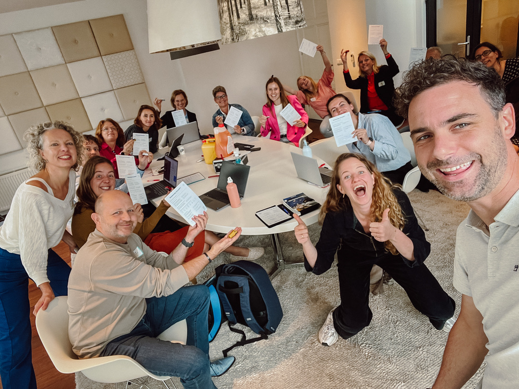 Enthousiaste deelnemers na succesvolle AI training