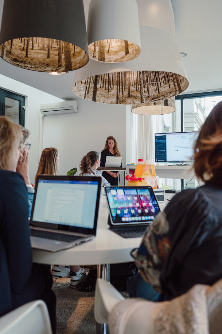 Interactieve AI sessie met laptops en presentatie