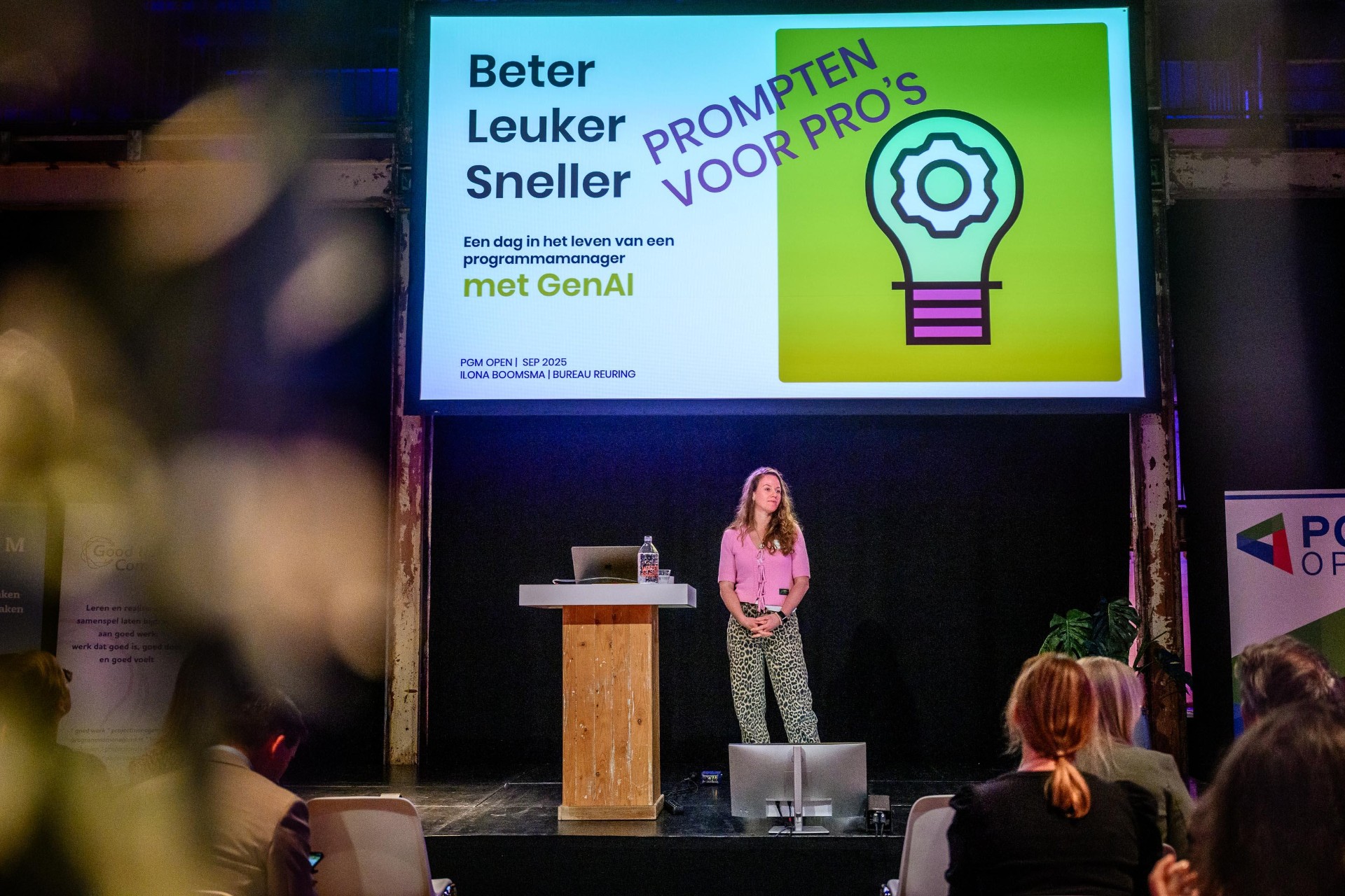 Ilona presenteert over AI op het podium